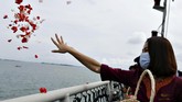Perwakilan keluarga korban pesawat Sriwijaya Air SJ 182 yang jatuh di perairan Kepulauan Seribu, Jakarta Utara melangsungkan tabur bunga, Jumat (22/1).