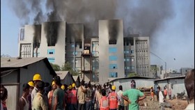 VIDEO: Pabrik Pembuat Vaksin Covid-19 India Terbakar, 5 Tewas