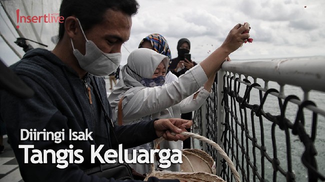 Momen Haru Prosesi Tabur Bunga oleh Keluarga Korban Sriwijaya Air SJ182