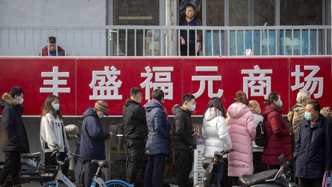 China mengunci total atau lockdown sebuah kawasan di kota Guangzhou setelah terjadi lonjakan kasus virus corona.