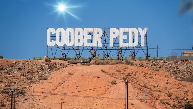 Coober Pedy yang berdiri sejak 1915 adalah kota dengan lanskap bawah tanah yang unik yang ditinggali penambang batu kalimaya.