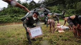 TNI AU Dukung Distribusi Donasi CT Arsa-Transmedia di Sulbar