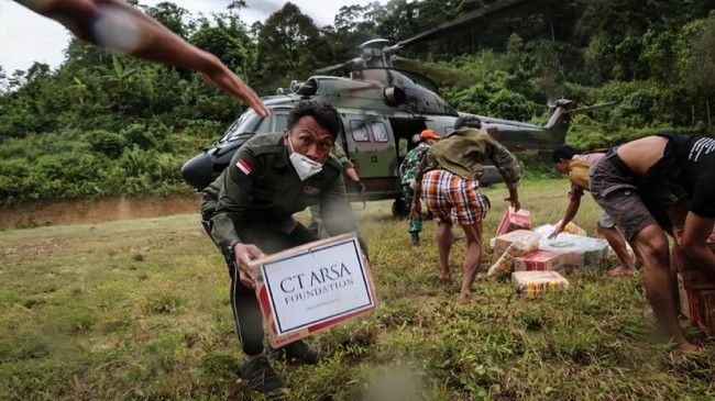 CT ARSA Foundation bersinergi dengan TNI Angkatan Udara untuk menyalurkan donasi Dompet Amal Transmedia pada korban gempa bumi di Sulawesi Barat.