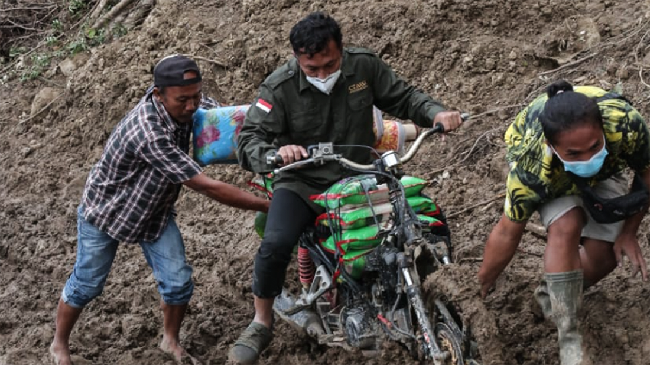 Tim CT ARSA Foundation berjuang menembus medan sulit di kawasan bencana gempa bumi Sulawesi Barat, yang dimulai sejak Jumat (15/1).