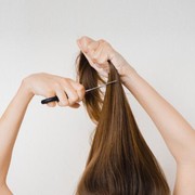 Gak Sempat ke Salon? Ini 5 Tips Anti Gagal Potong Rambut Sendiri di Rumah