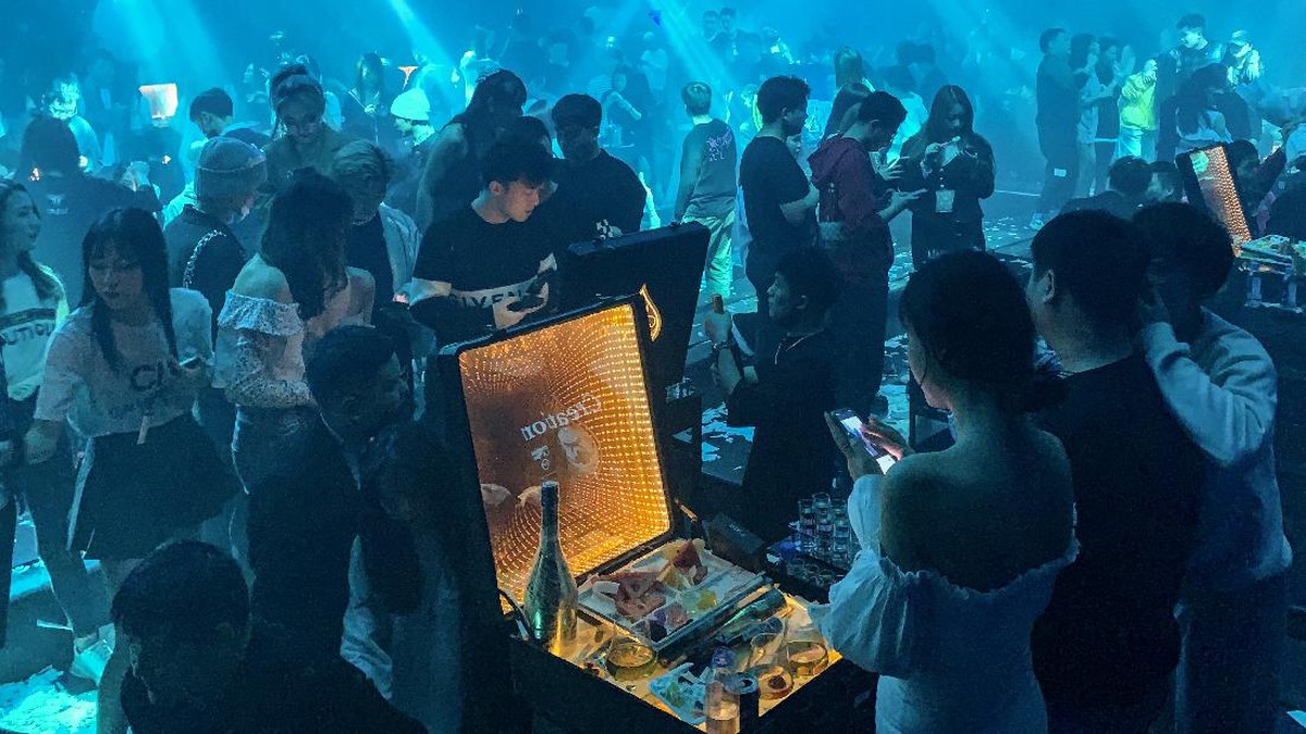 FOTO: Ingar Bingar Kelab Malam Wuhan Setahun Usai Lockdown