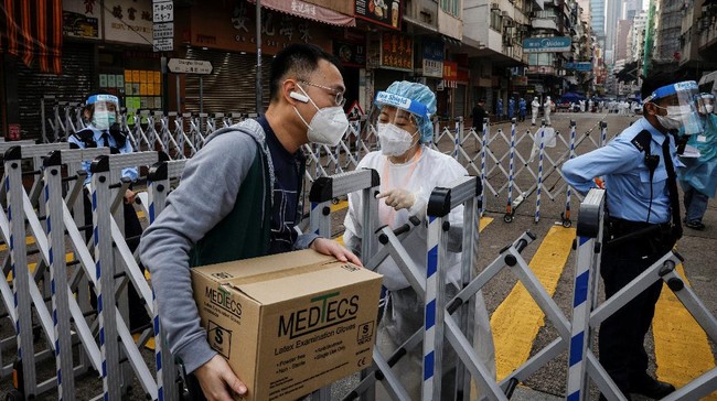 China menerapkan lockdown di sejumlah daerah dengan total populasi 2,7 juta orang demi meredam Covid-19 yang melonjak akibat penyebaran varian Delta.