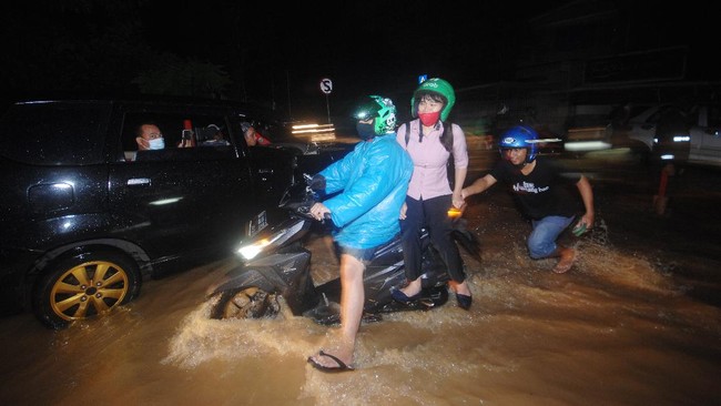 Hujan lebat memicu banjir dan longsor di wilayah Manado, Sulawesi Utara, hingga memakan korban jiwa.