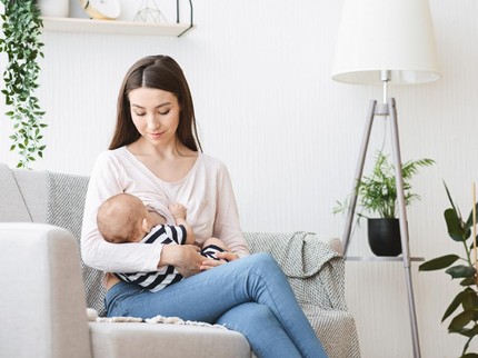 5 Posisi Menyusui Bayi Paling Nyaman & Tips Perlekatan