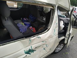 Mobil Adu Banteng dengan Minibus di Ring Road Sleman, 3 Orang Luka