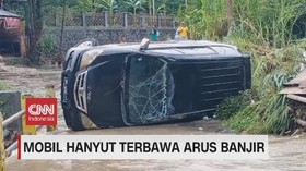 VIDEO: Mobil Hanyut Terbawa Arus Banjir