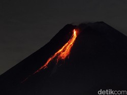 Penampakan Gunung Merapi Dini Hari Luncurkan Lava Pijar