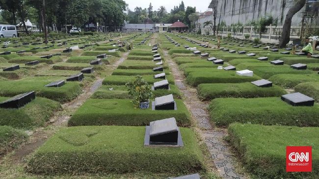 Warga Jakarta Abaikan Anies soal Larangan Ziarah Makam