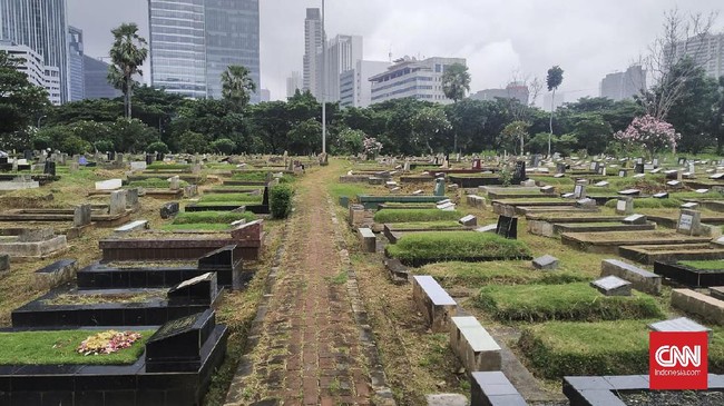 Lahan makam untuk penggalian liang kubur baru di Jakarta kian menipis. Pemakaman tumpang menjadi pilihan untuk menyiasati kekurangan lahan di sejumlah TPU.