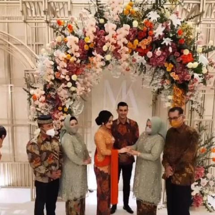 <p>Acara tersebut berlangsung dengan khidmat dan penuh kebahagiaan. Di mana, momen bahagia pasangan tersebut dihadiri oleh kedua belah pihak keluarga serta teman dekat mereka. (Foto: Instagram)</p>