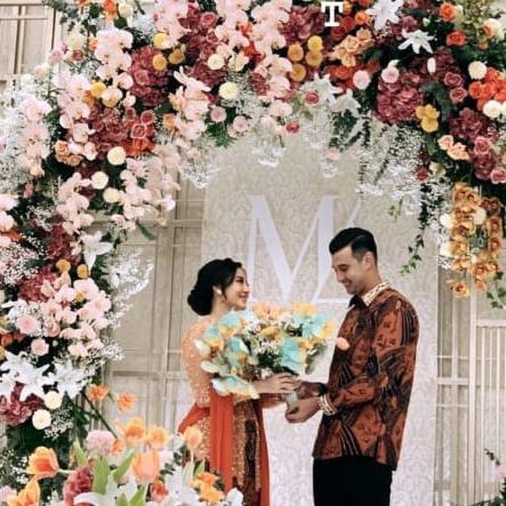 <p>Pesinetron Ali Syakieb baru saja melangsungkan pertunangannya dengan Margin Wieheerm pada Sabtu, (23/1/2021) kemarin, Bunda. (Foto: Instagram)</p>