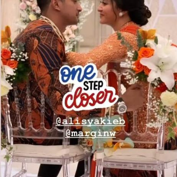 <p>Dalam potret yang dibagikan berikut, Ali terlihat gagah dan sangat serasi dengan Margin yang tampil cantik ya, Bunda. (Foto: Instagram)</p>