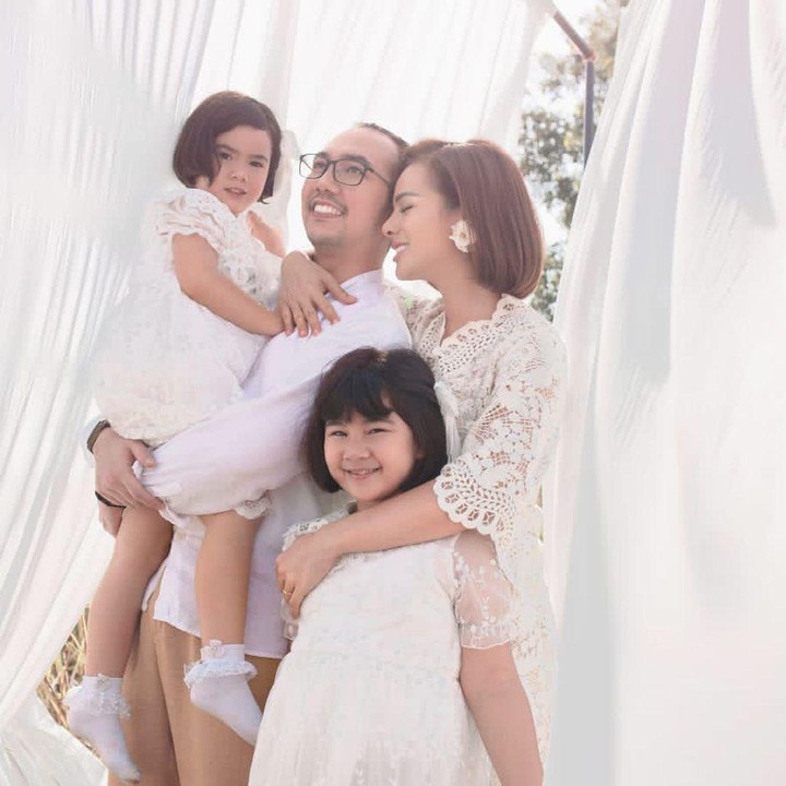 <p>Berjalan 9 tahun, keluarga wanita dengan nama asli Astrid Tiar Yosephine Panjaitan ini jauh dari gosip negatif dan selalu adem ayem lho, Bunda. (Foto: Instagram @astridtiar127)</p>