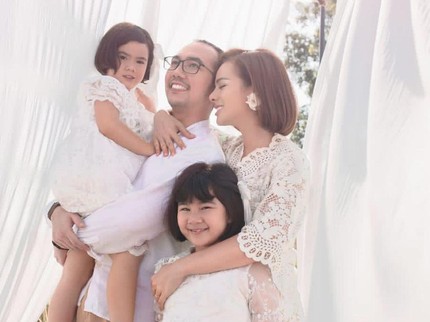 5 Potret Astrid Tiar Bersama Suami dan 2 Putri Cantiknya