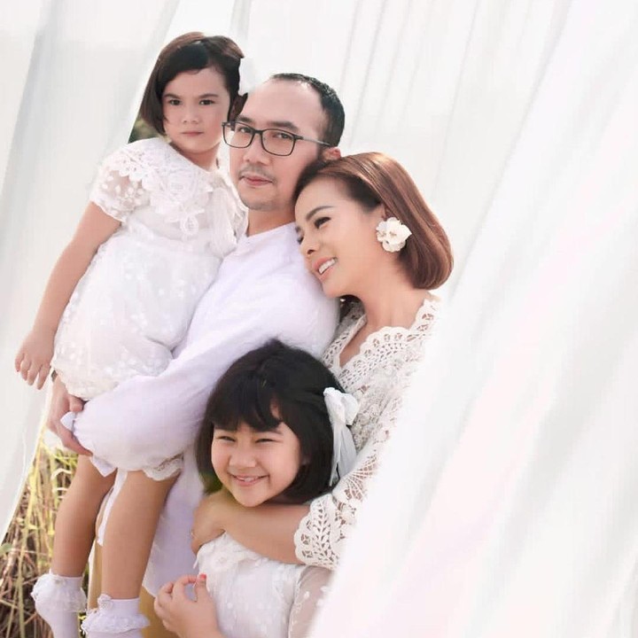 <p>Meski jarang tersorot kamera, banyak yang mengatakan keluarga Astrid sebagai panutan nih, Bunda. Apalagi Astrid juga sering membagikan tips parentingnya di sosial media pribadi. (Foto: Instagram @astridtiar127)</p>