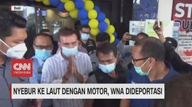 VIDEO: Bule Nyebur Laut untuk Konten Dideportasi