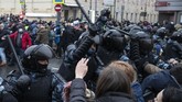 FOTO: Demo Tuntut Pembebasan Navalny Ricuh, 3.400 Ditangkap Demonstrasi menuntut pembebasan pemimpin Pemimpin Oposisi Alexei Navalny berlangsung ricuh. Sekitar 3.400 pendemo ditangkap.