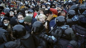 FOTO: Demo Tuntut Pembebasan Navalny Ricuh, 3.400 Ditangkap 