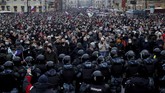 FOTO: Demo Tuntut Pembebasan Navalny Ricuh, 3.400 Ditangkap Demonstrasi menuntut pembebasan pemimpin Pemimpin Oposisi Alexei Navalny berlangsung ricuh. Sekitar 3.400 pendemo ditangkap.