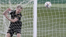 Neville: Barcelona Tak Bermoral Tahan Gaji Frenkie De Jong