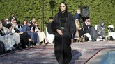 FOTO: Fashion Show Karya Putri Kerajaan Arab, Safia Hussain Putri Kerajaan Arab Saudi, Safia Hussain memamerkan abaya rancangannya di peragaan busana di Riyadh, Arab Saudi, Sabtu (23/1). Berikut gambarannya.