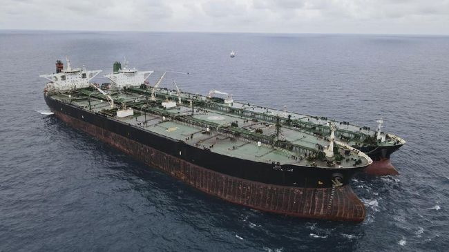 Bakamla menduga kedua kapal tanker berbendera Iran dan Panama itu tengah melakukan transfer BBM ilegal di perairan Pontianak, Kalimantan Barat.