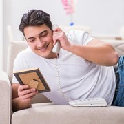 Phone Sex Saat LDR dengan Suami? Ini Dia Caranya!
