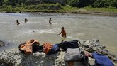 FOTO: Perjuangan Sekolah Anak Pedalaman Aceh Warga dan siswa sekolah di Desa Panca, Kecamatan Lembah Seulawah, Aceh Besar, harus berjuang menyeberangi sungai sejak jembatan gantung terputus pada 2004.