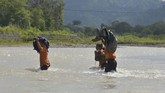 FOTO: Perjuangan Sekolah Anak Pedalaman Aceh Warga dan siswa sekolah di Desa Panca, Kecamatan Lembah Seulawah, Aceh Besar, harus berjuang menyeberangi sungai sejak jembatan gantung terputus pada 2004.
