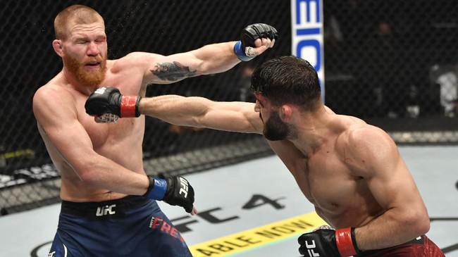 Arman Tsarukyan mempersiapkan diri dengan serius jelang duel lawan Islam Makhachev di UFC 311. Ia berlatih dengan petarung yang pernah mengalahkan Makhachev.