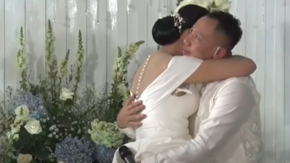 Vicky Prasetyo dan Kalina lamaran