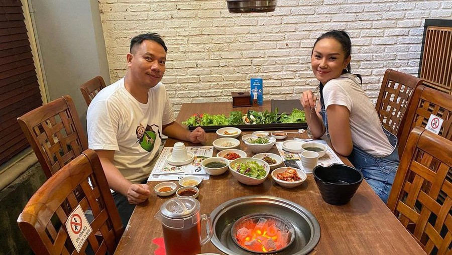 Aksi Seru Makan Bersama ala Vicky Prasetyo dan Kalina