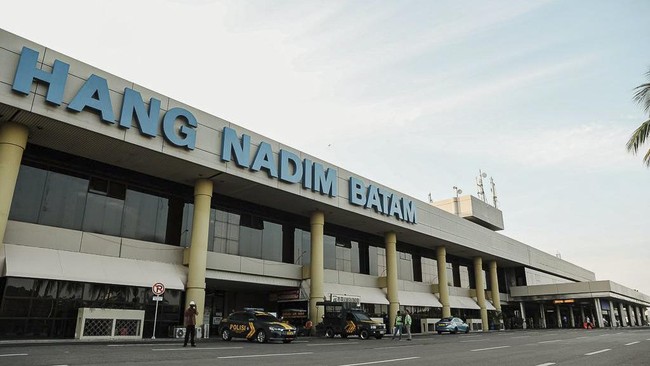 Bandara Internasional Hang Nadim, Batam, Kepulauan Riau melayani penerbangan langsung rute domestik menuju Yogyakarta, Semarang, dan Lombok.