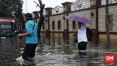 FOTO: Banjir di Kawasan Sekitar Mabes Polri Jalanan di dekat Mabes Polri di Kawasan Blok M, Jakarta Selatan tergenang air. Sempat setinggi 50 cm sehingga mengganggu lalu lintas, air kemudian menyusut.