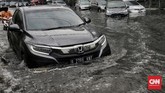 FOTO: Banjir di Kawasan Sekitar Mabes Polri Jalanan di dekat Mabes Polri di Kawasan Blok M, Jakarta Selatan tergenang air. Sempat setinggi 50 cm sehingga mengganggu lalu lintas, air kemudian menyusut.