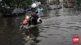 FOTO: Banjir di Kawasan Sekitar Mabes Polri Jalanan di dekat Mabes Polri di Kawasan Blok M, Jakarta Selatan tergenang air. Sempat setinggi 50 cm sehingga mengganggu lalu lintas, air kemudian menyusut.