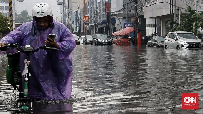 BMKG mengungkap penyebab Jakarta siaga banjir dalam dua hari ke depan.