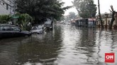 FOTO: Banjir di Kawasan Sekitar Mabes Polri Jalanan di dekat Mabes Polri di Kawasan Blok M, Jakarta Selatan tergenang air. Sempat setinggi 50 cm sehingga mengganggu lalu lintas, air kemudian menyusut.