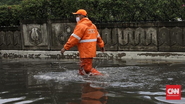 BMKG menyebut sebanyak 40 wilayah Jakarta mengalami penurunan tanah. Banjir dapat terjadi seperti di Semarang, jika hujan deras turun dibarengi pasang laut.