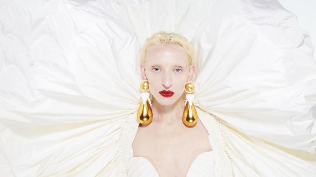 Daniel Roseberry kembali menciptakan koleksi haute couture untuk rumah mode Schiaparelli untuk musim panas 2021. Kali ini berfokus pada lekuk dan anatomi tubuh.