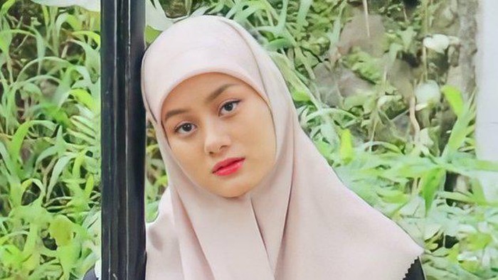 Dikira Siswi Pesantren, Gaya Hijab Dinda Hauw Jadi Sorotan