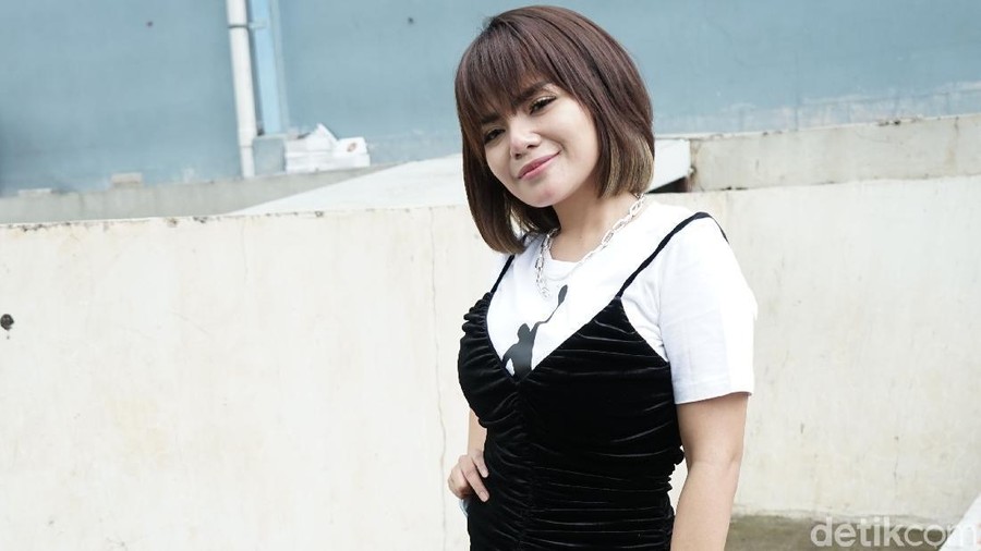 Dinar Candy DJ Dinar Candy saat ditemui dikawasan Tendean, Jakarta, Senin, (25/01/2021).