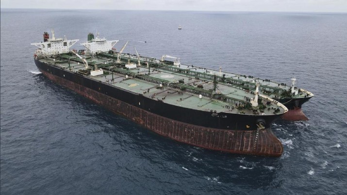 Dua kapal tanker berbendera Iran dan Panama yang diamankan Bakamla di perairan Pontianak, Kalimantan Barat. (AP/Indonesian Maritime Security Agency)