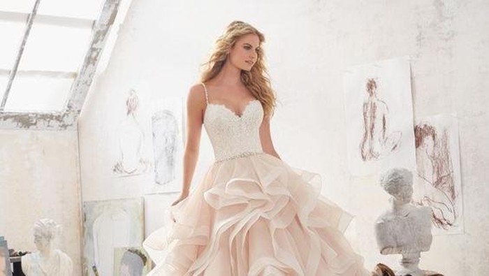 Galau Pilih Busana Jelang Pernikahan? Intip 4 Rekomendasi Gaun Pengantin Berikut Ini!