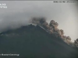 Detik-detik Merapi Luncurkan Awan Panas Sejauh 1,3 Km